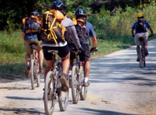  去骑山地自行车 